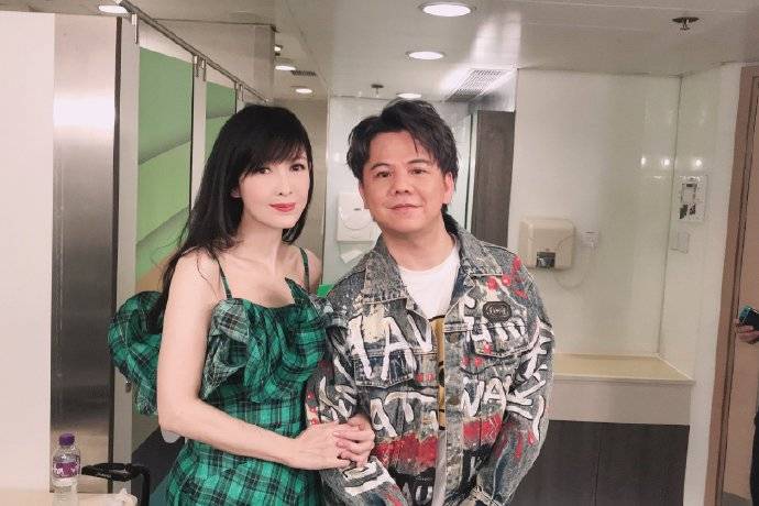 53岁周慧敏与男友人十指紧扣老公被曝与妙龄女逛街关系亲密