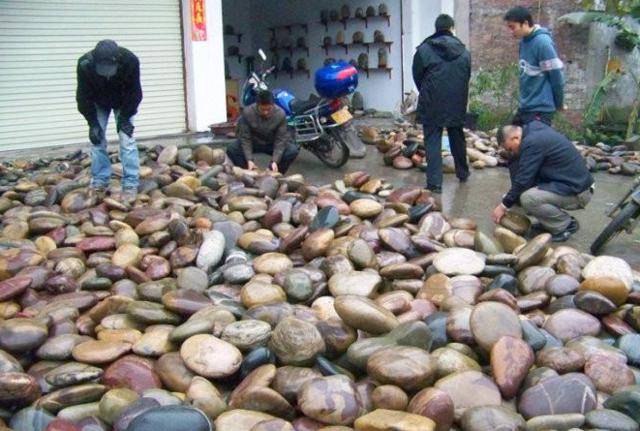 中国生活最轻松的村子，没事捡捡石头就能买车买房，还能娶媳妇