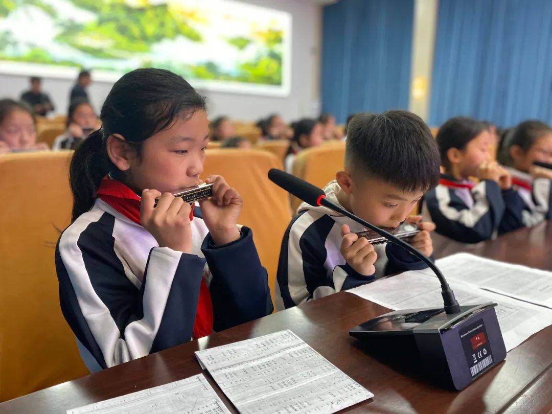 安徽阜南口琴教育专家白燕生老师莅临七小指导口琴教学工作