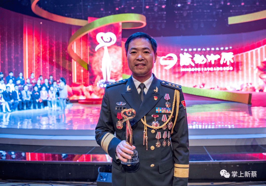 马昕,47岁,郑州新密市人民武装部政委.