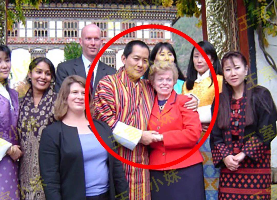 不丹老国王对儿媳妇不一般,又是牵手又是搂肩,佩玛却很不习惯!