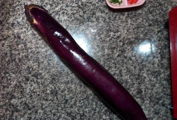 然后 ①:茄子切长条,加适量盐,抓匀后腌制20分钟左右(至出水).