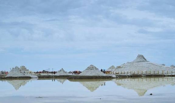 储盐量4亿4千万吨的茶卡盐湖，被誉为我国的天空之境