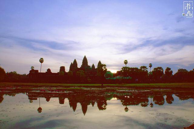 柬埔寨吴哥窟：白天的它展现建筑艺术，凌晨的它重现王朝的辉煌