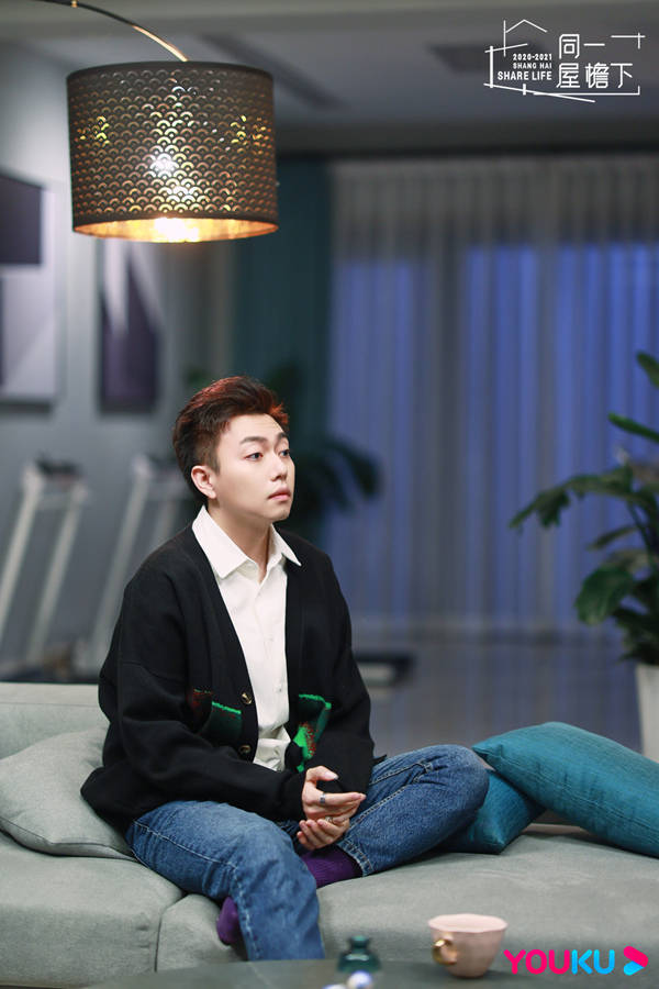 小博和高绮莲在一起的艺人嘉宾们十分兴奋,邓紫棋还像加油团团长一样