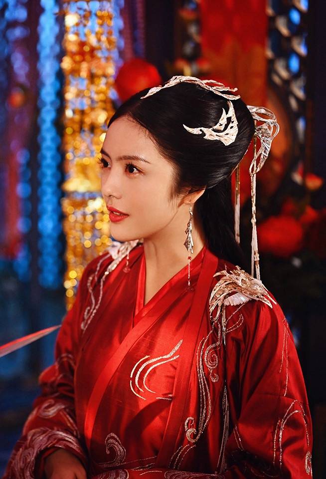 热巴《长歌行》红披风霸气,龚俊《山河令》红衣比女人美