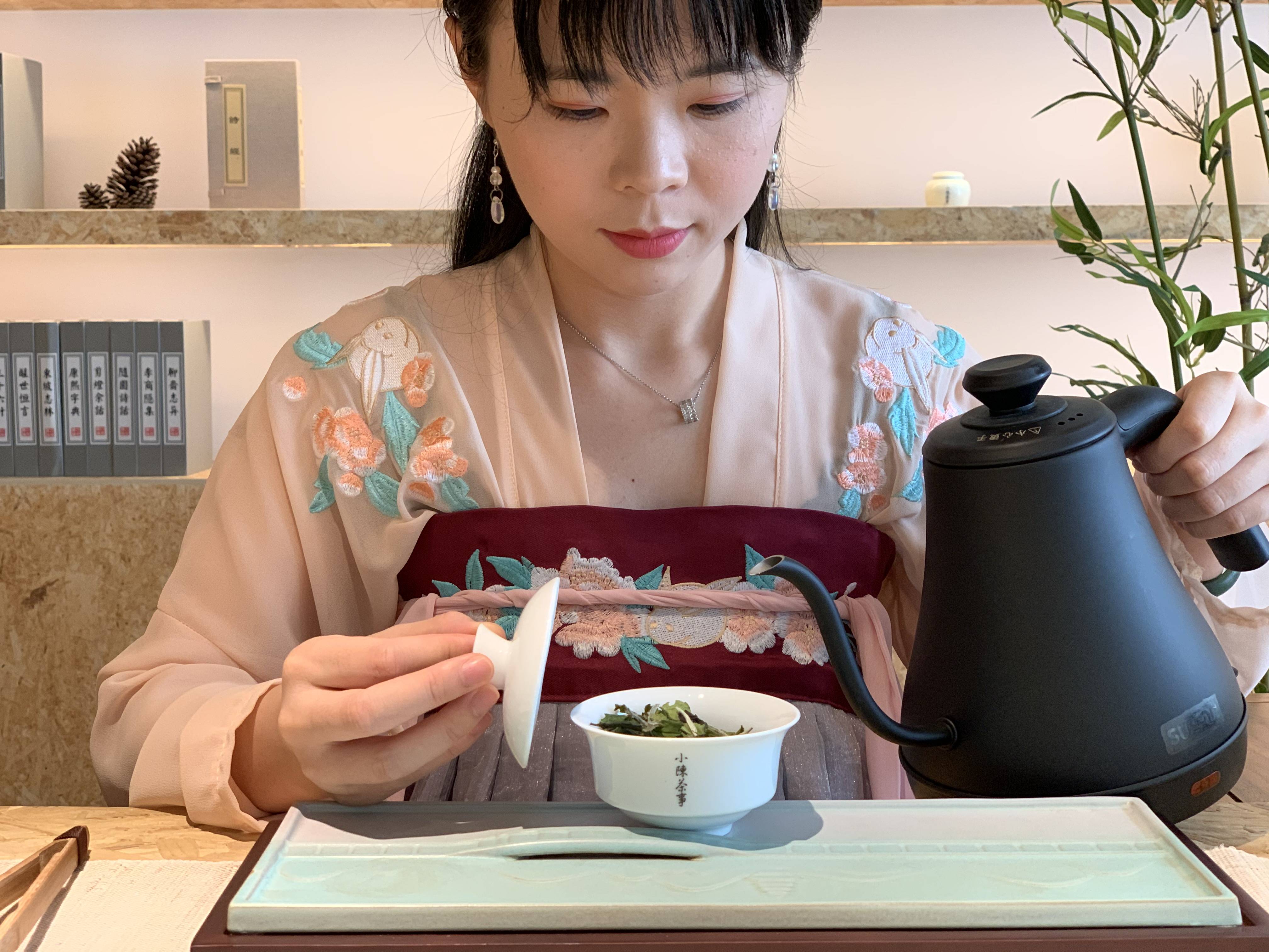 着装坐姿茶桌上的4个基本礼仪第一个连老茶客都鲜少知道