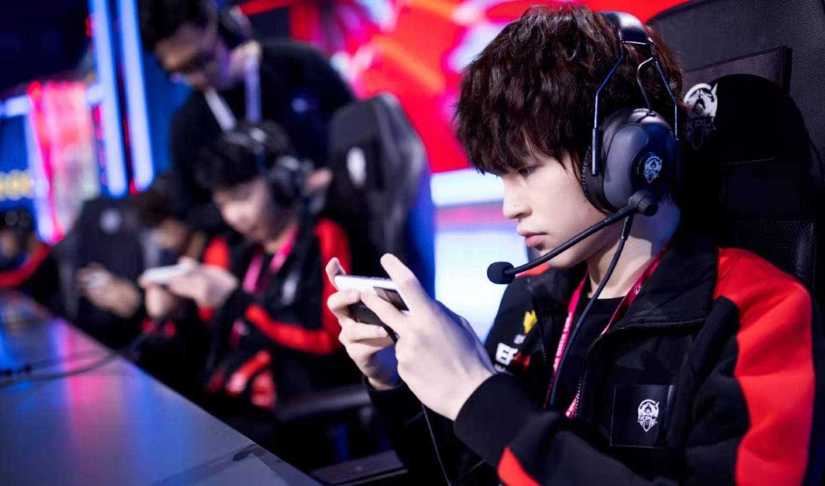 rw侠小夜不配打职业赛场上放弃抵抗令人愤怒连解说都懵了