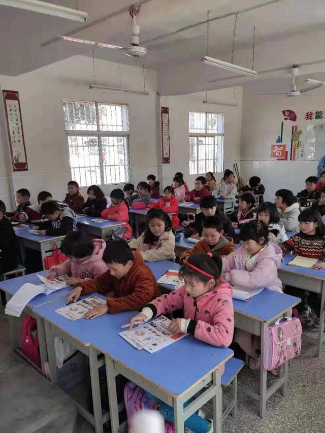 邓州市元庄王寨学校邀请书法名家张淑乾老师入校授课