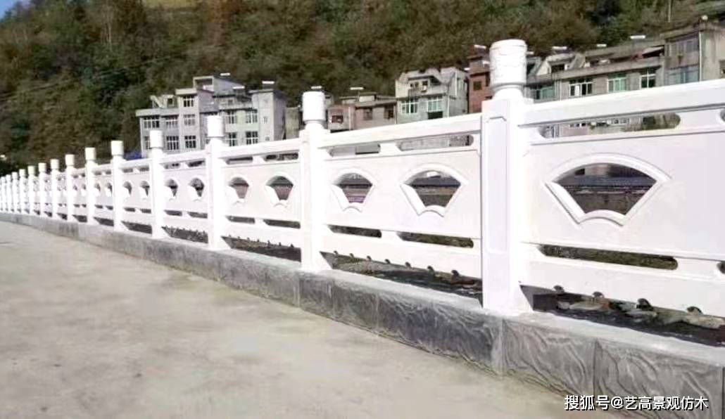 广州混凝土护栏乡村安装图，广州仿木栏杆厂家制作工艺是怎样的？