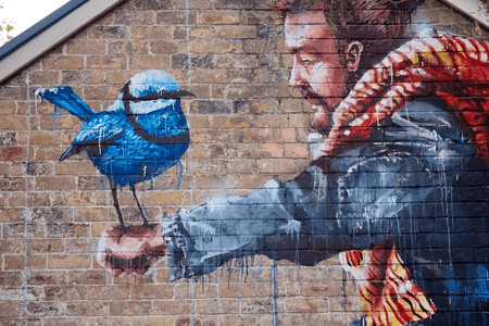 在澳大利亚悉尼的街头进行艺术赏析，具有强烈视觉冲击的街头涂鸦