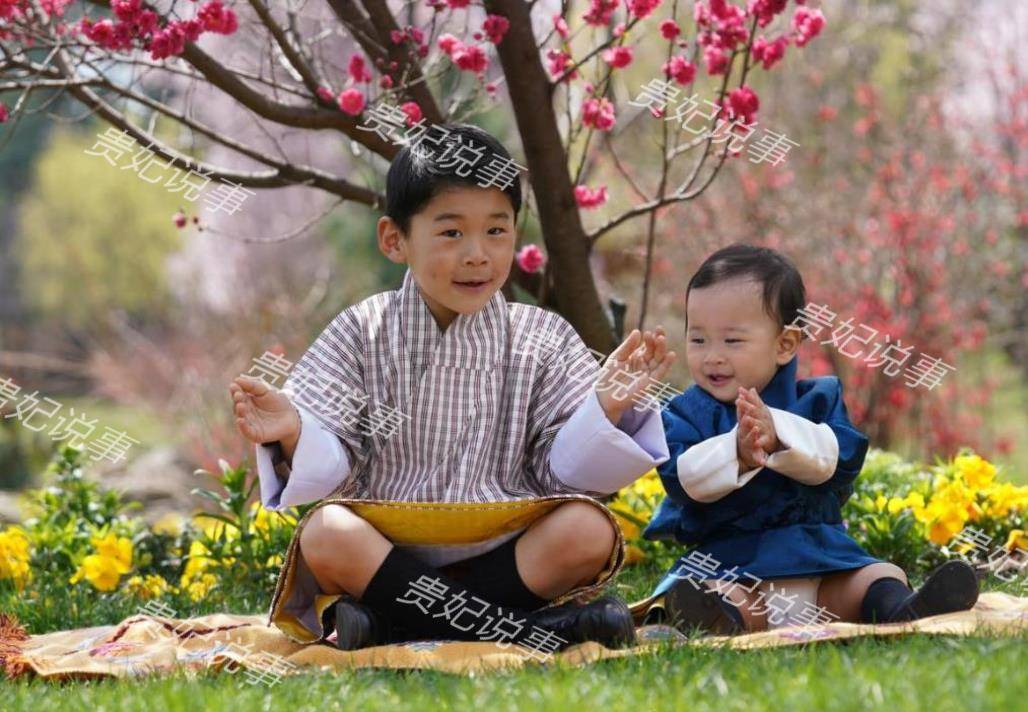不丹王室更新全家福，两个萌娃茁壮成长，佩玛诞下二胎保卫婚姻