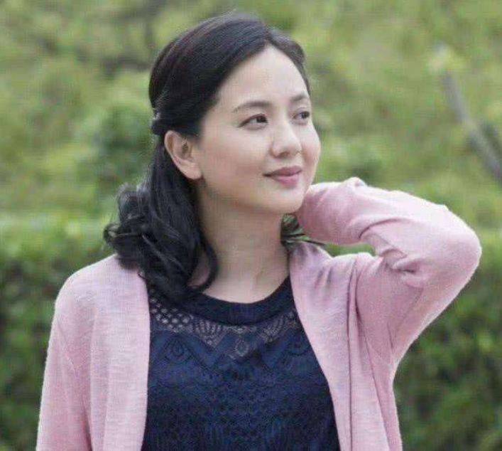 她曾是当红女星,中年丧夫守寡13年,今年过50嫁给周迅恩师