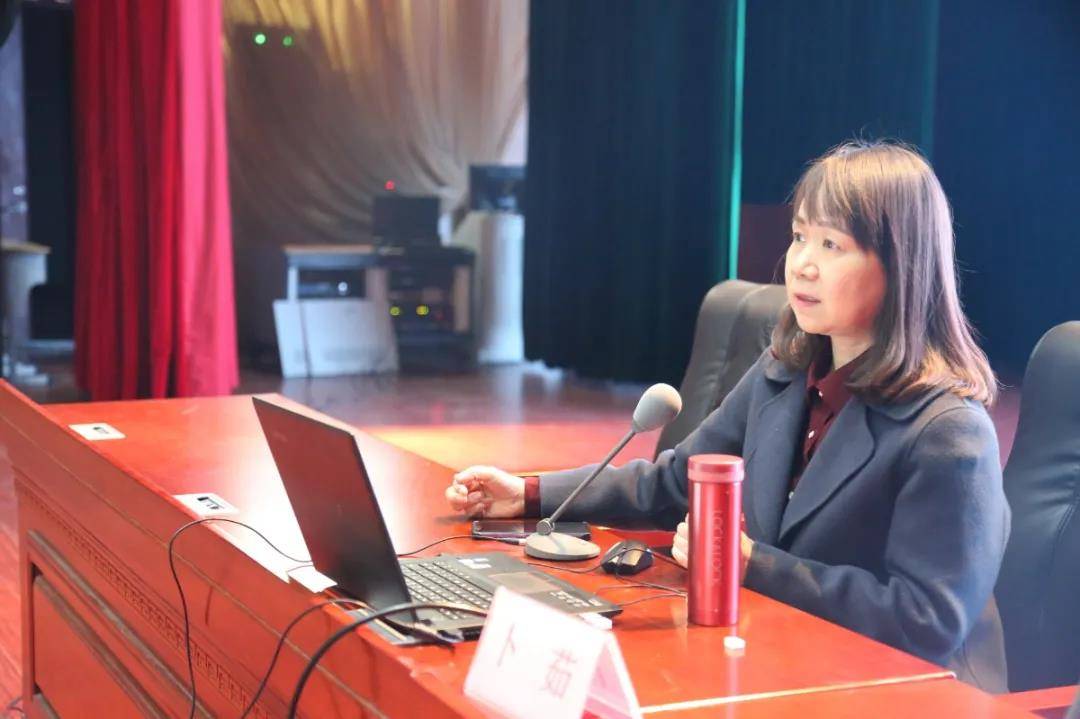 郭亨杰教授观摩了江苏省黄桥中学马越老师主讲的《化焦虑为方向 做好