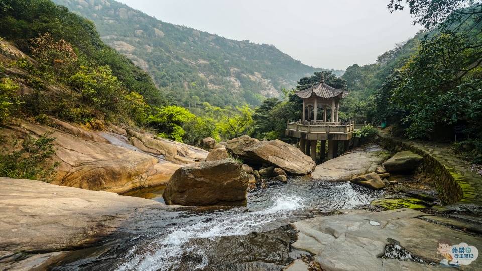 别具一格的溪谷风光盛名于浙南，被赞誉“溪石皆玉色”，就在温州