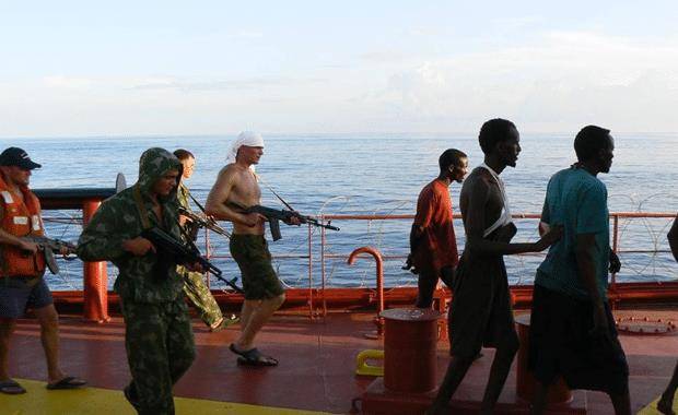 亚丁湾索马里海盗猖獗遇到这国商船从来不怕看见直接劫持