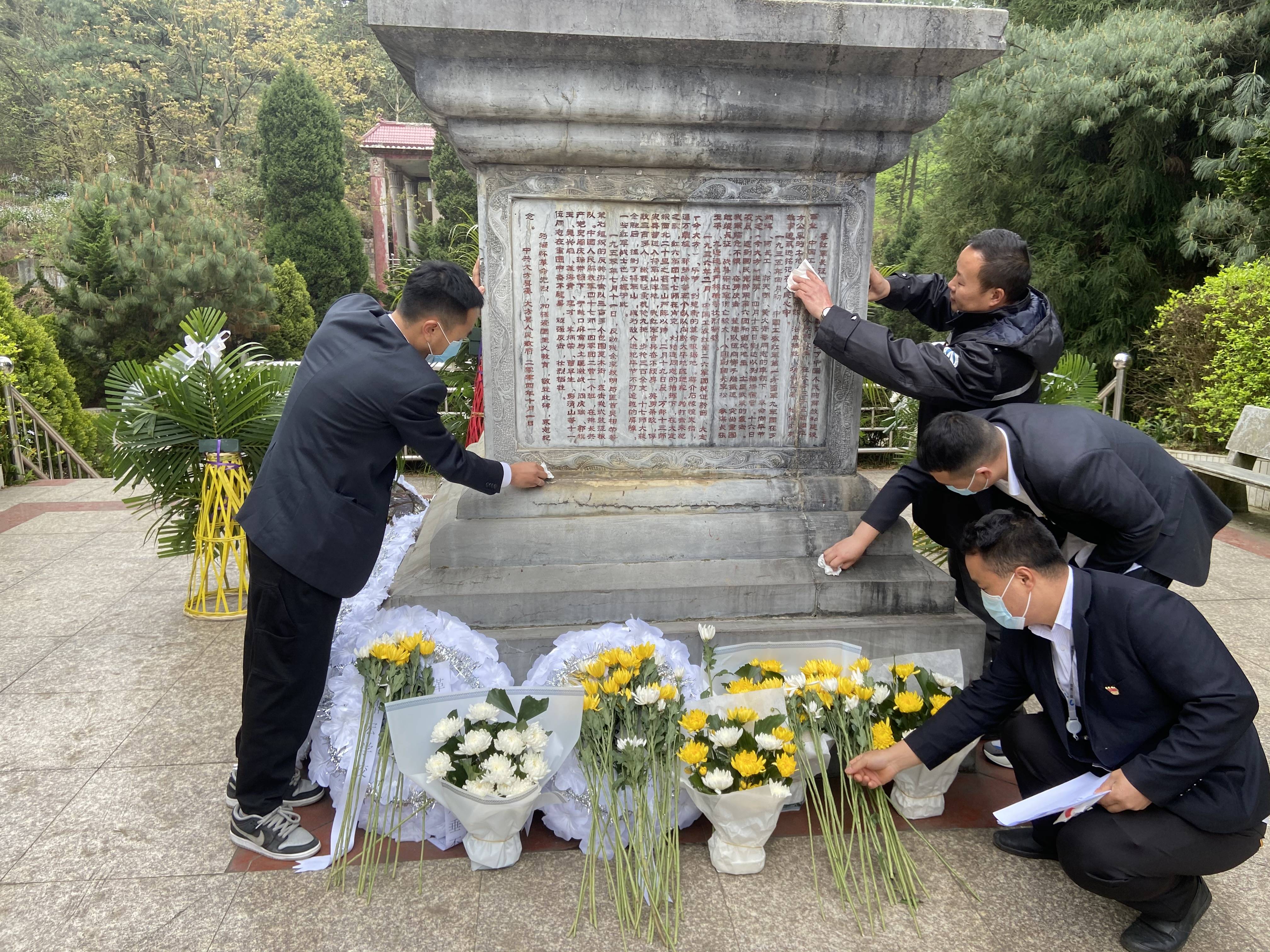 擦拭英烈碑 在毕节市大方县烈士陵园纪