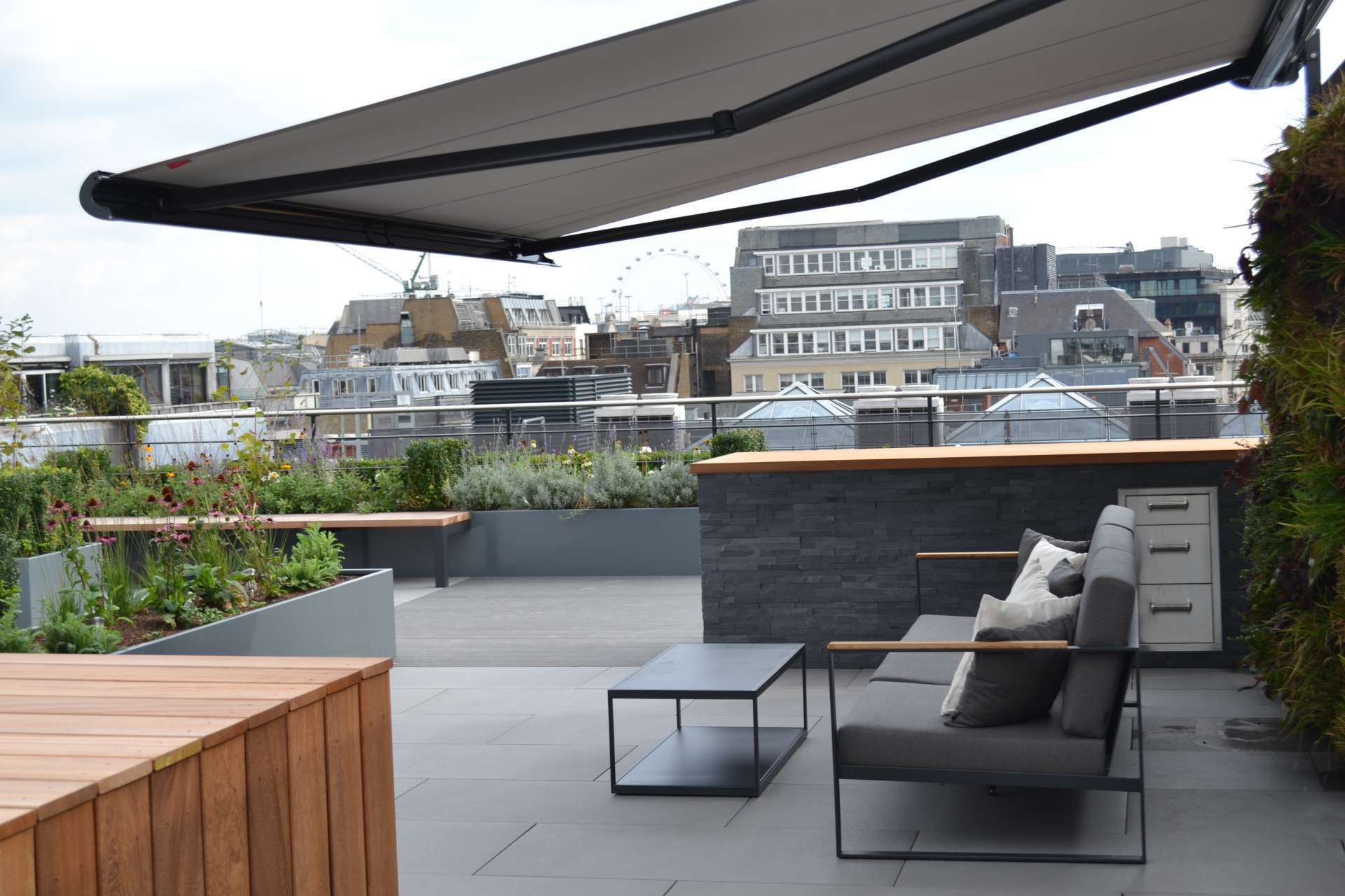 一个完整的设计将一个废弃的小露台变成了一个迷你休闲区在我们每个人