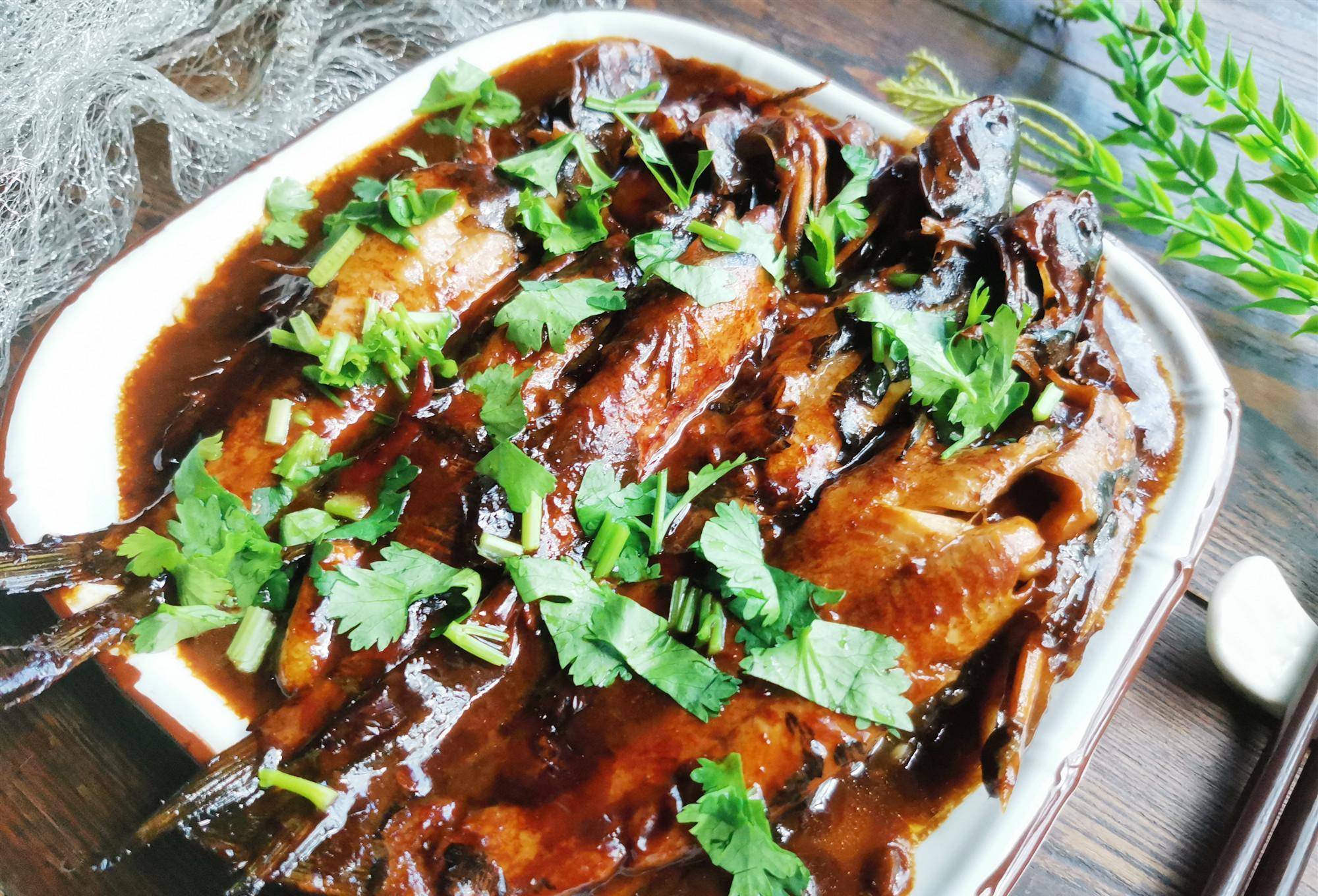 这种鱼长得像鲶鱼,肉质细嫩味道鲜美,教你这样做,香味浓郁下饭_嘎牙