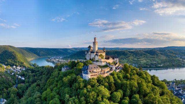 沿着德国莱茵河旅行，不仅有莱茵河的自然美景，还会发现指环王的城堡