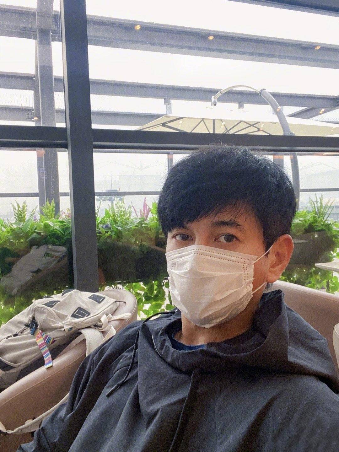 50岁吴奇隆罕见晒照!