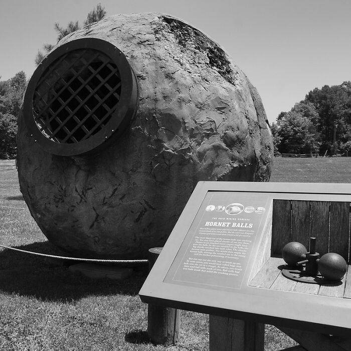 旧影拾记：美国加利福尼亚州发现的2个大圆球，其作用至今是个谜