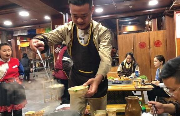 丽江吃鲁朗石锅：看看本地人吃一顿多少钱？游客这价位可能吃不到