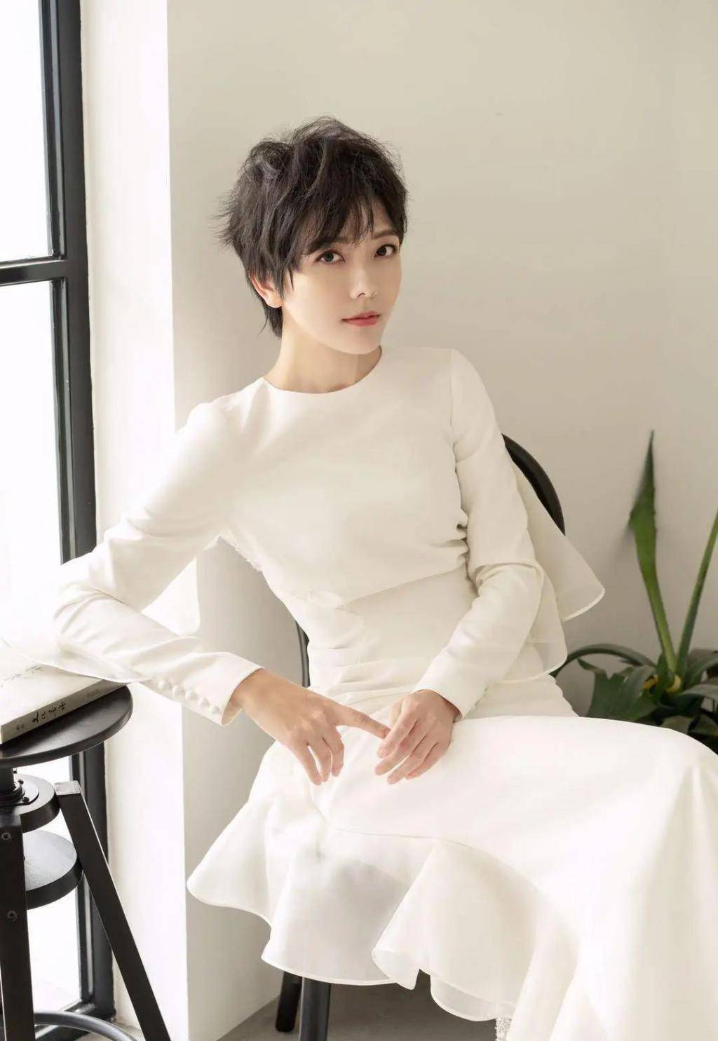 汪涵老婆杨乐乐消失7年近照曝光,长发换成短发,引领宝妈时尚_服装