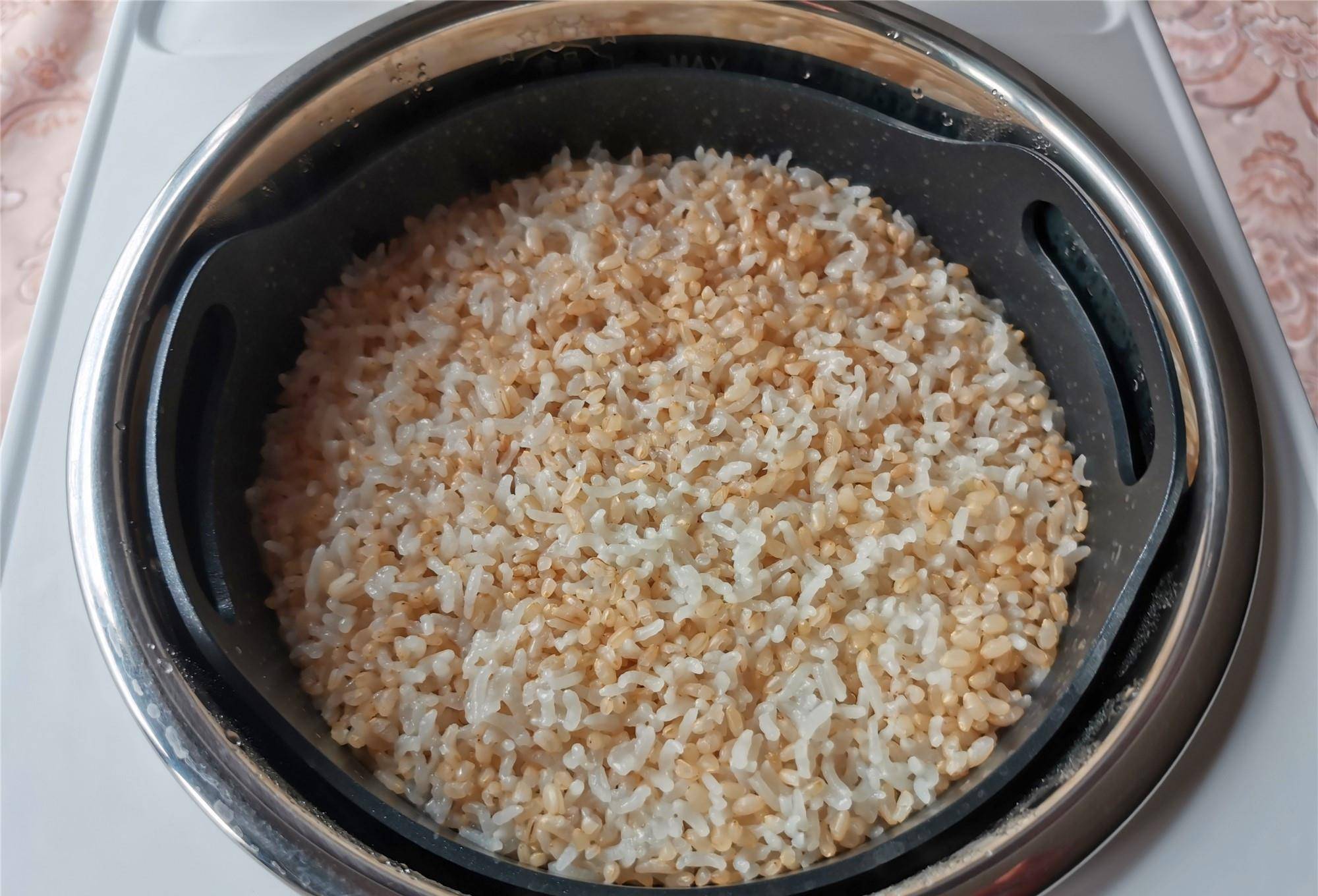 糙米饭怎样做好吃还营养,这一步不能少,糙米也能做得很可口_电饭煲