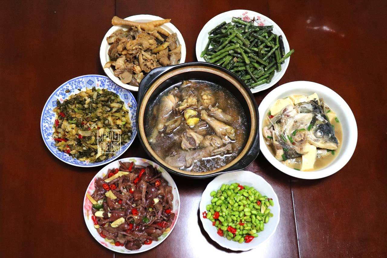 假期结束的第一顿晚餐5个人吃7菜一汤朋友看后想来你家蹭饭