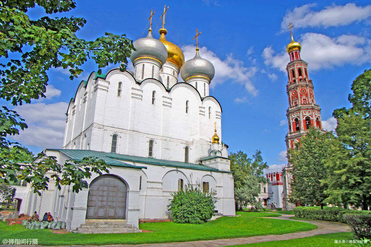 俄罗斯最美修道院，建筑艺术登峰造极，是《天鹅湖》创作灵感来源