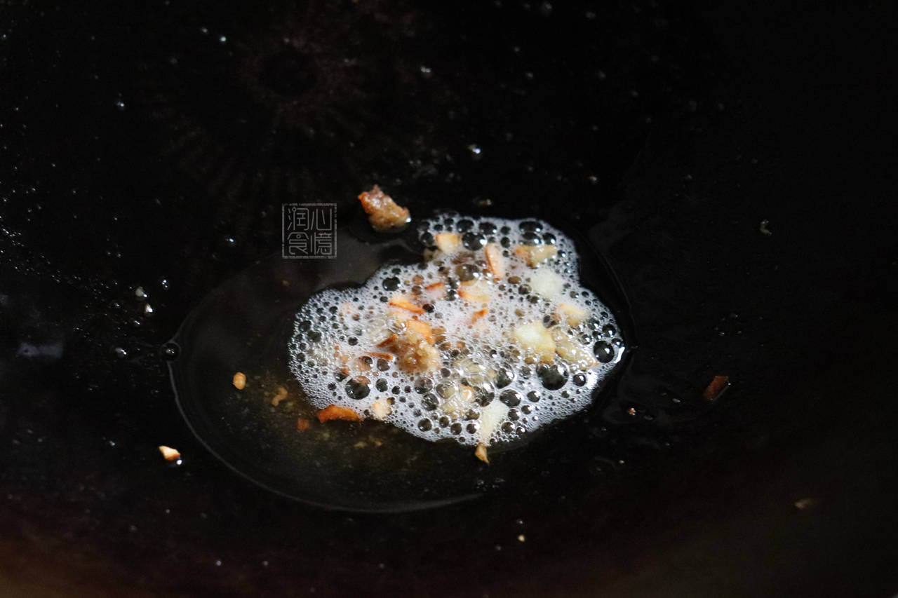 step3:把切好的豆尾菜倒入锅中大火翻炒,直至断生.