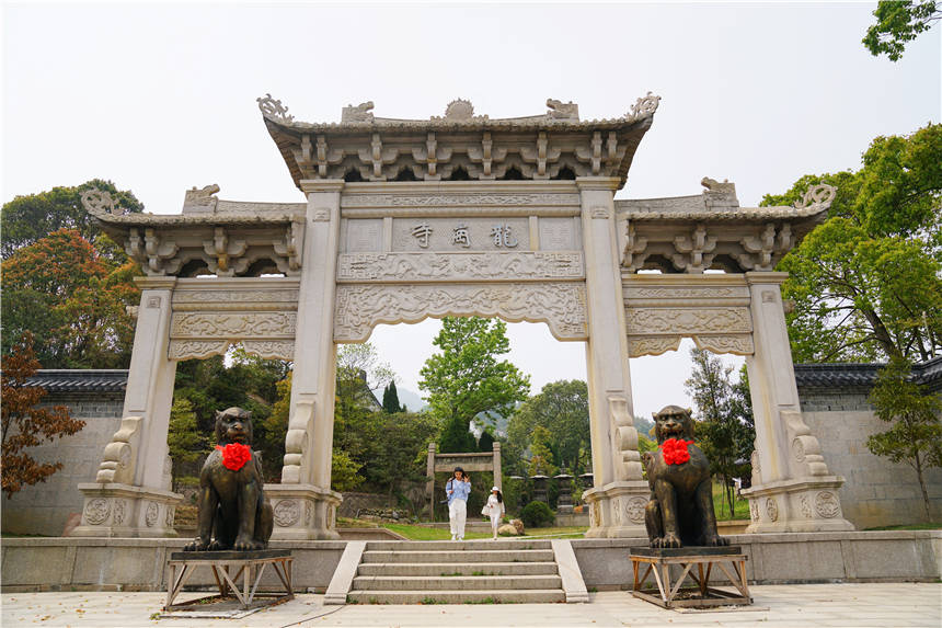 这座寺庙用花岗岩石建造，全国少见，位于温州，却很少温州人知道