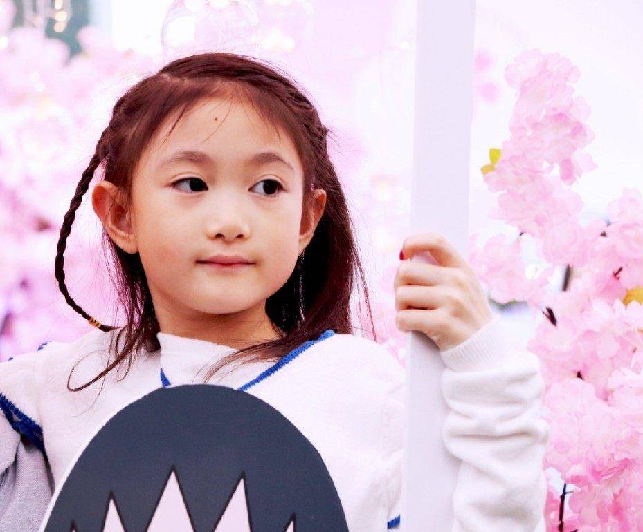 原创有种毁容式长大叫李小鹏女儿脸变大眼变小如今9岁长这样