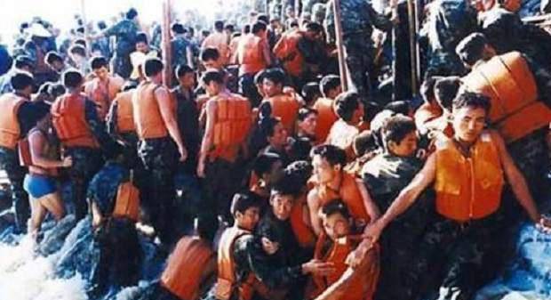 98年九江抗洪：从沉车到沉船，3名团长带头冲进洪水干了七天七夜