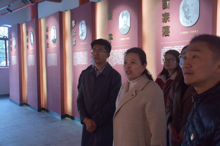 缅怀先烈致敬英雄沛县汉源小学党支部清明节祭扫活动