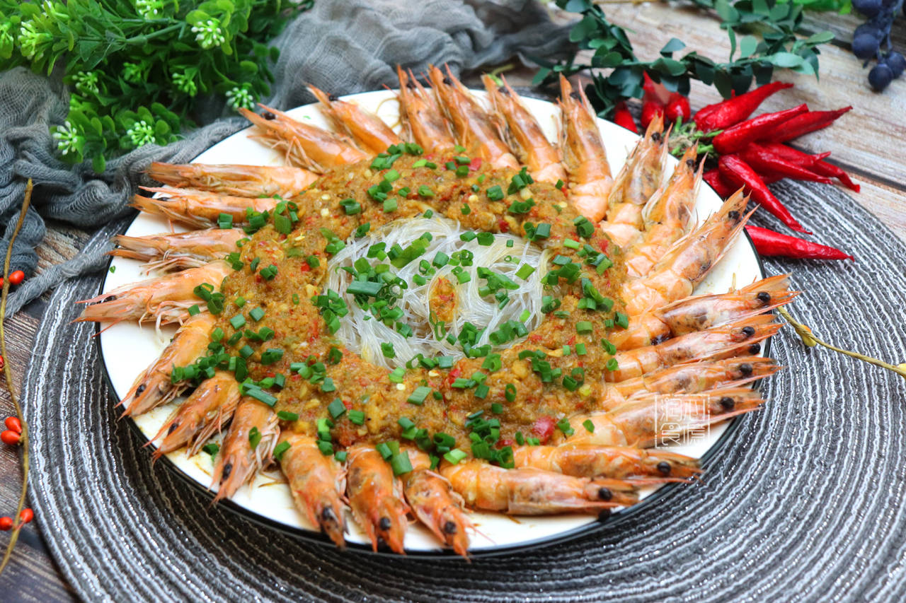 所以为了应景,今天跟大家分享一道蒜蓉粉丝大虾,因为高颜值的摆盘和鲜