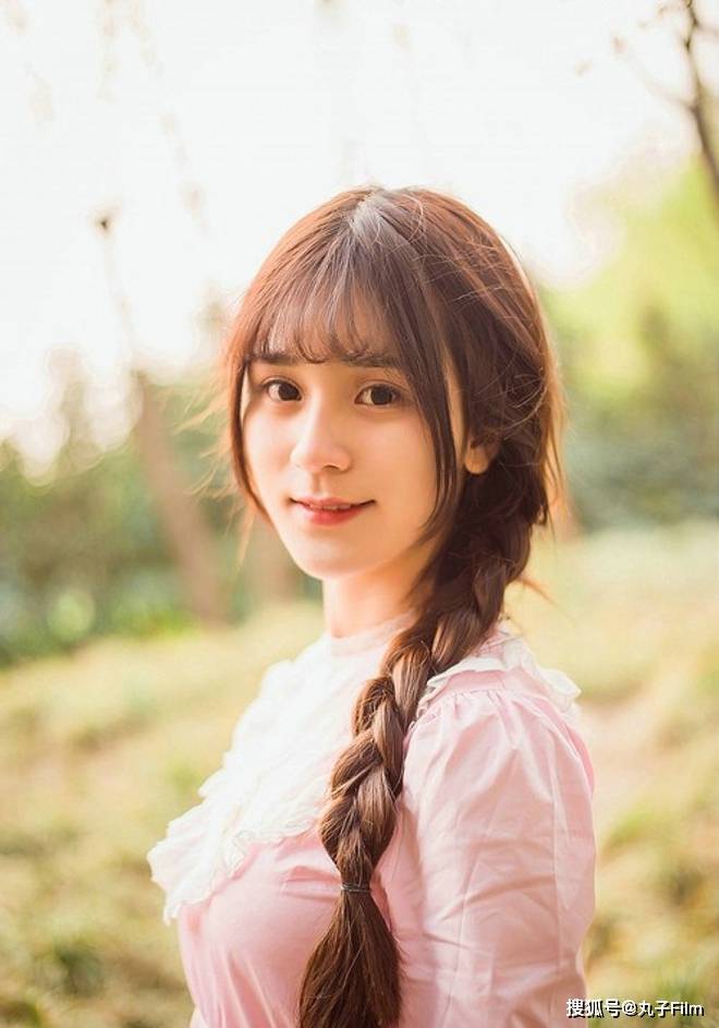 性感美女时尚写真:麻花辫小姐姐粉色裙子,漂亮!