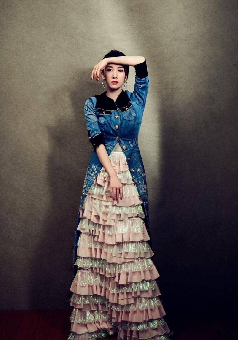 阔太太李念就是不一样,连印花长裙都能穿出豪门气息,还不失性感