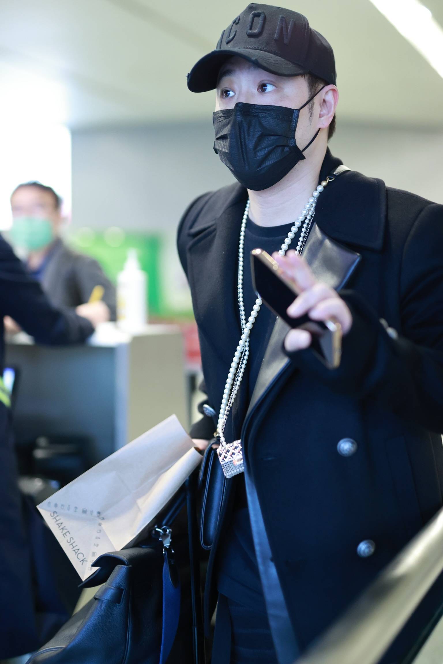 1/ 6 2021年4月5日,上海,潘玮柏现身机场,他一身全黑look帅气有型,眼