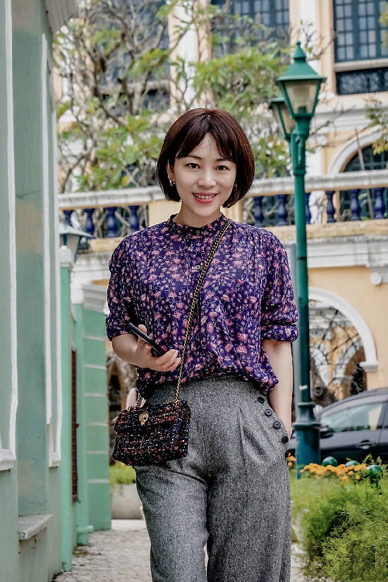 爱穿休闲装的劳春燕喜欢健身,爱打乒乓球,更喜欢与大自然接触.