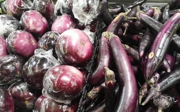 买茄子选直的还是弯的 老菜农 别挑错 其中一种不好吃还浪费钱 包子