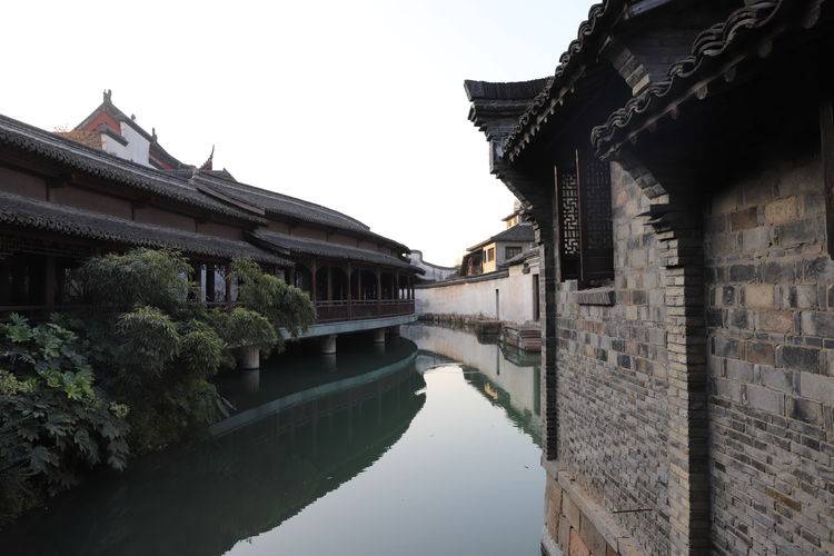 历经十多年才成江南最著名古镇，却被人说是假的，游客：不在乎