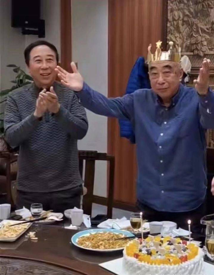 笑星冯巩回乡祭祖,两姐姐并肩同行,姐弟三人相貌神似