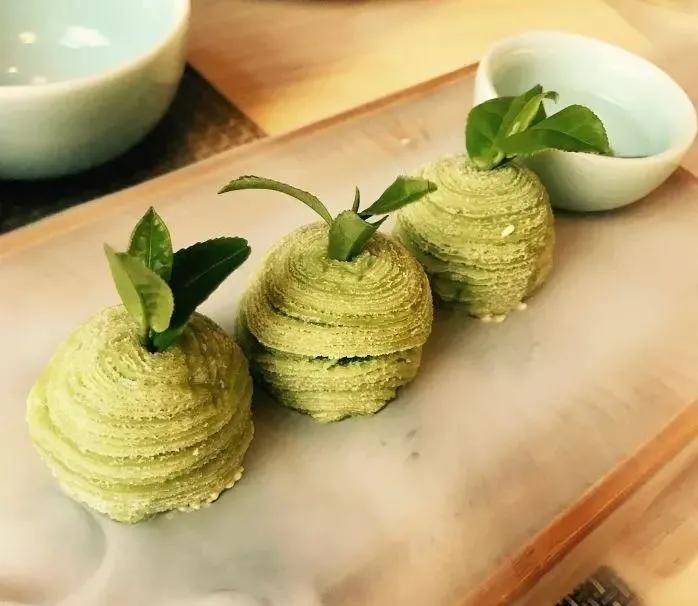 茶酥之名实为嚓酥,由外嚓里酥而来(嚓为宝鸡方言,形容茶酥入口时脆酥