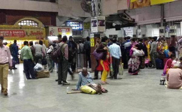 印度火车站无意拍下一幕，在其他国家绝对见不到，太震撼了！