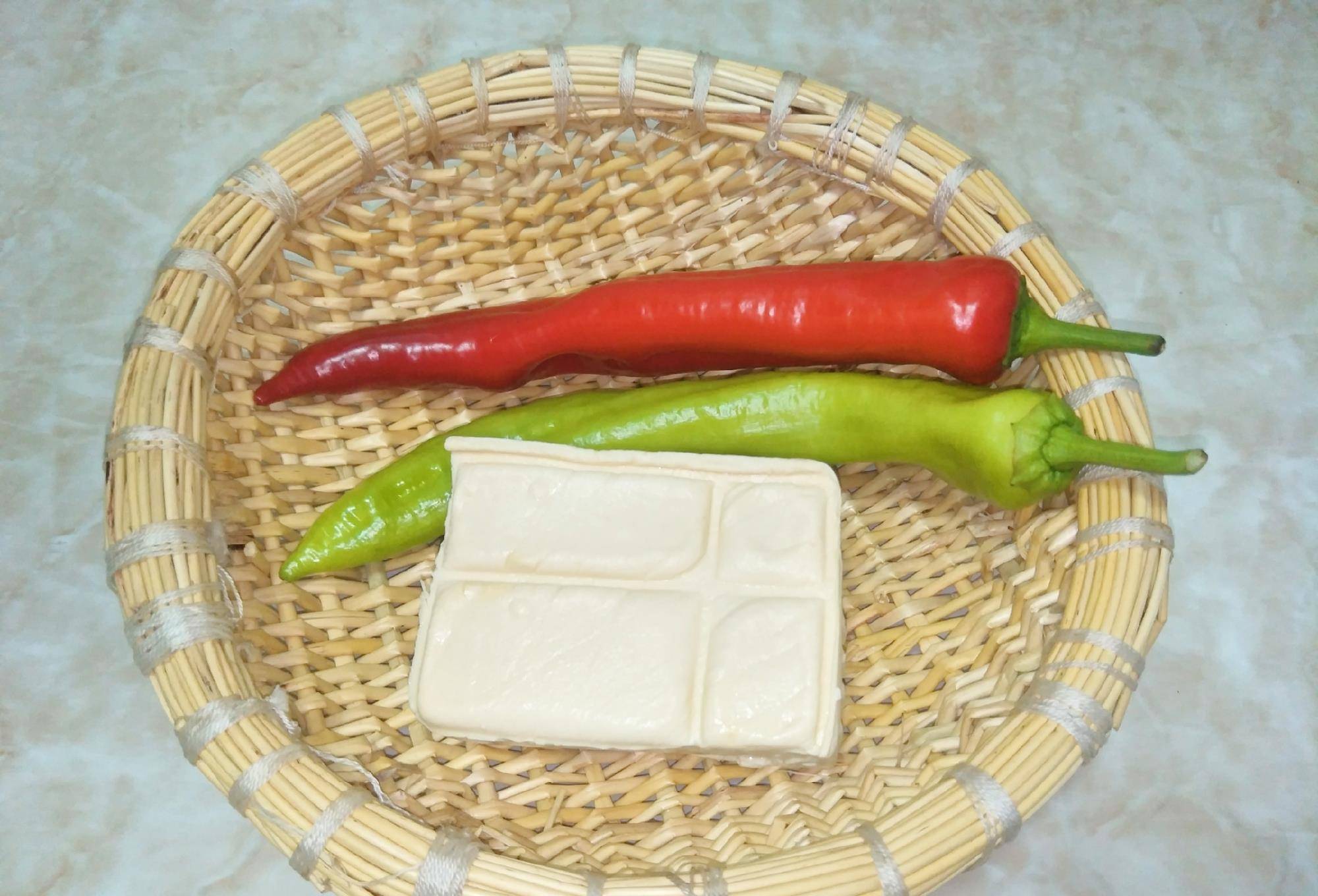 豆腐有很多种,有白色的,有黄色的,我们到底应该选择什么颜色的呢?