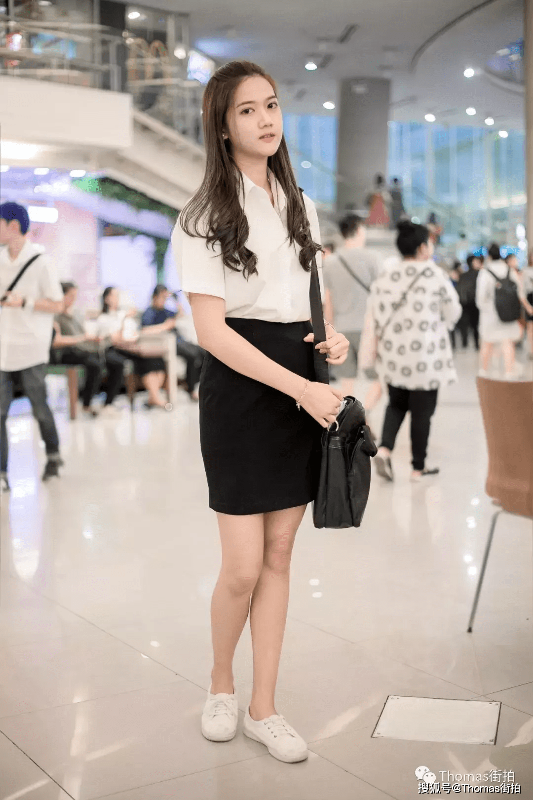 泰国街头的街拍画面潮人的穿搭很有异国风情味儿