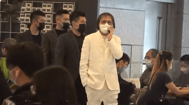 62岁上海仔获释后仍潇洒,仨保镖陪伴买红酒,经典"冬菇头"再现