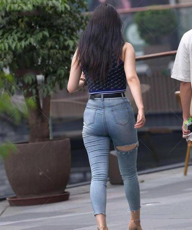 酒杯身材没有压力穿低腰裤就成了模特身材完美少女